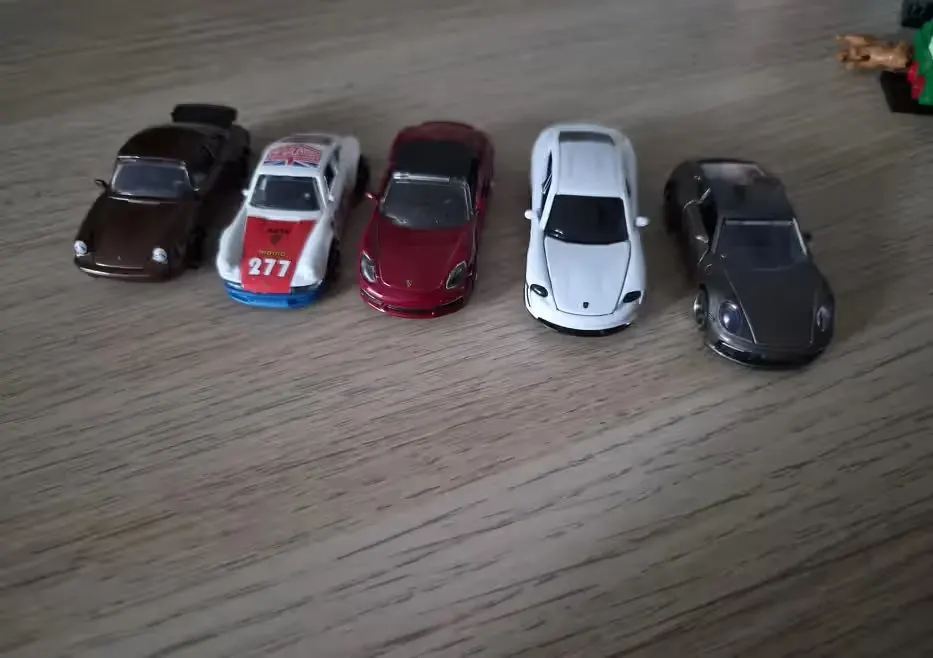 Porshe mix autka — praca twórcy Daria na Freshwall Marketplace