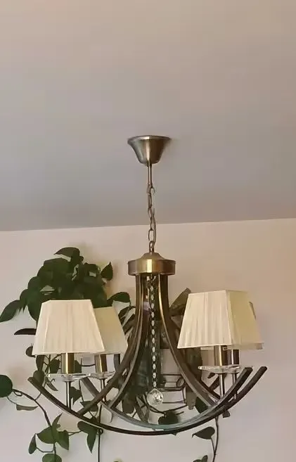 Lampa z elementami kryształowymi i abażurami — praca twórcy Aneta na Freshwall Marketplace