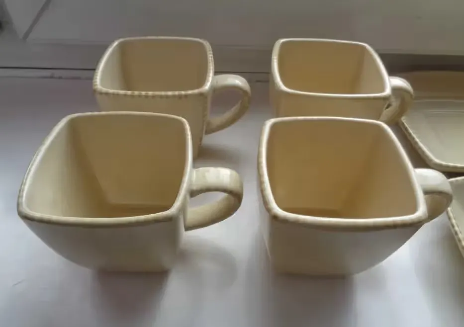 Serwis kwadratowy cappuccino porcelana filiżanki talerzyki kwadratowe — praca twórcy Robert na Freshwall Marketplace