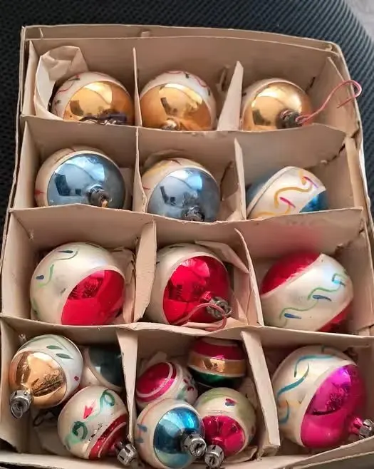 Stare bombki PRL — praca twórcy Anna na Freshwall Marketplace