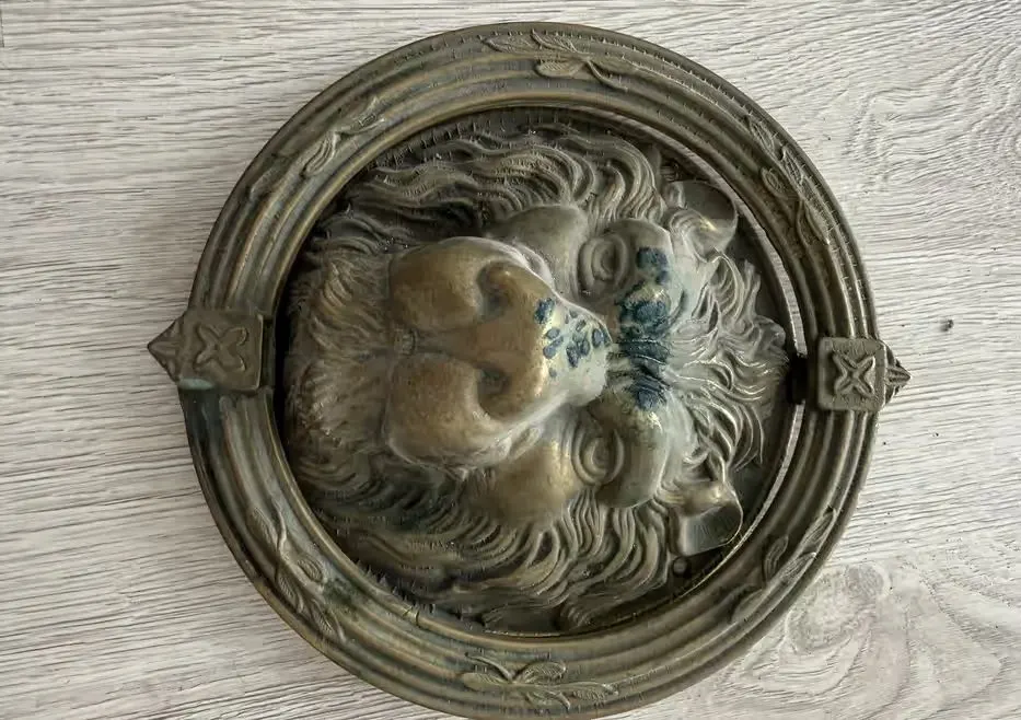 Stary mosiężny kołatacz do drzwi LEW vintage 22x22 cm — praca twórcy Zbigniew na Freshwall Marketplace