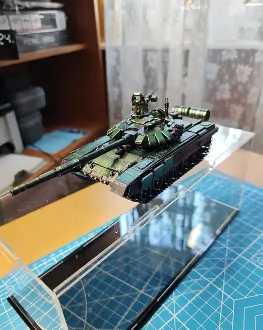 T-72 B3 gotowy złożony metalowy model z setu Shupin 20cm 280el. 1:48 + gablota — praca twórcy Marcin Ignasiak na Freshwall Marketplace