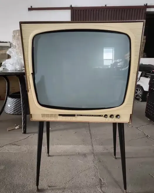 Zabytkowy Stary Telewizor UNITRA Diora Szecherezada — praca twórcy Kazimierz na Freshwall Marketplace