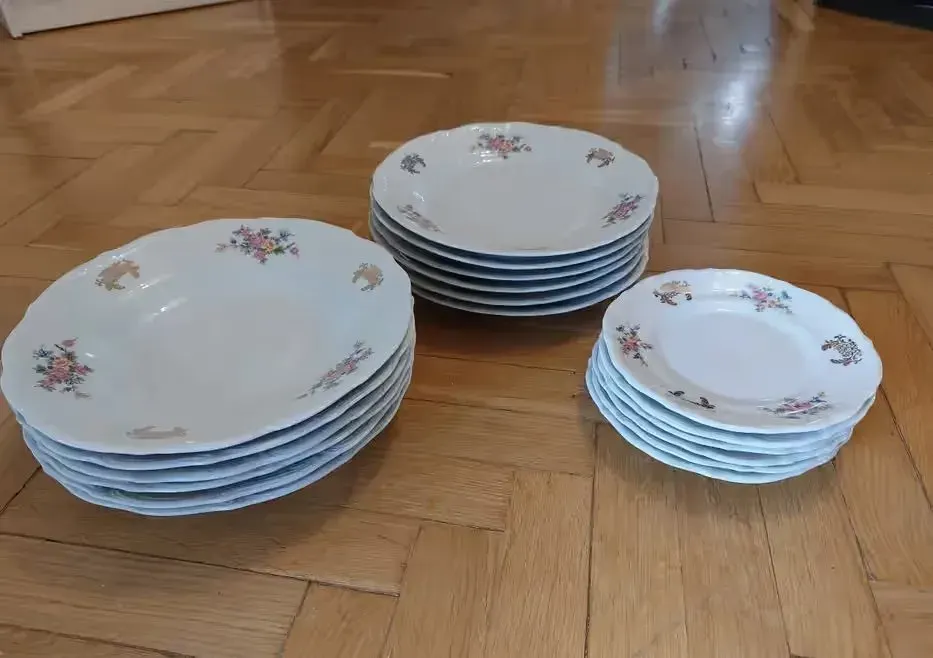 Zestaw porcelanowych talerzy — praca twórcy Magdalena na Freshwall Marketplace