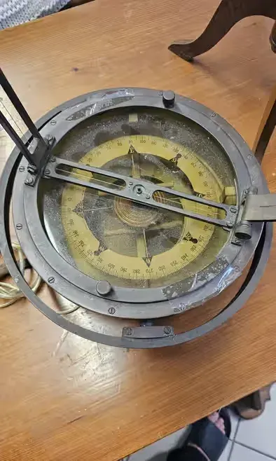 busola z brązu . kompas  sygnowana hamburg — praca twórcy brocante74 na Freshwall Marketplace