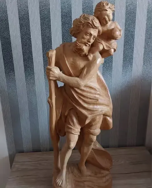 Drewniana figura duża — praca twórcy MoniaZ na Freshwall Marketplace