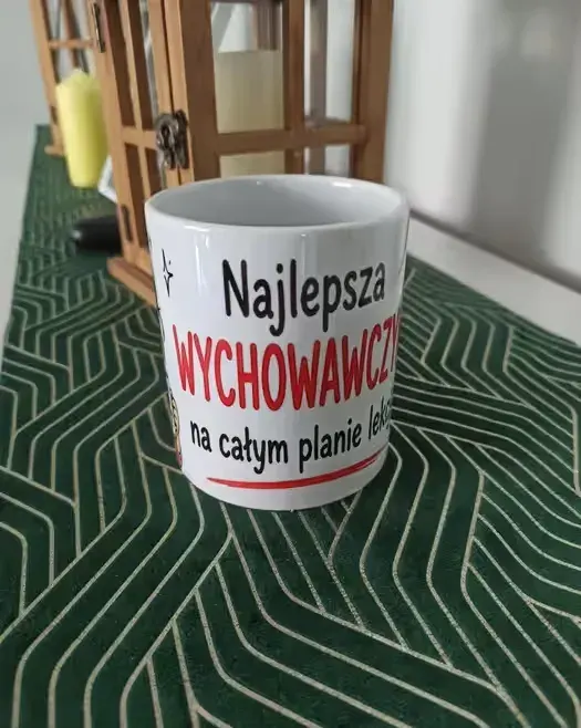 Kubek na zakończenie roku szkolnego — praca twórcy ArtC na Freshwall Marketplace