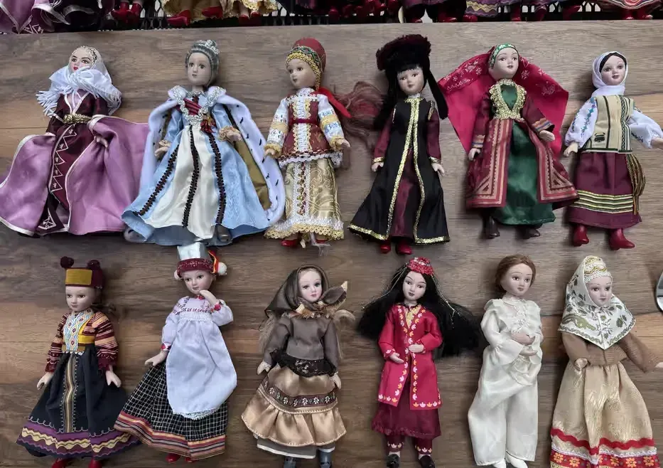 Lalki porcelanowe Deagostini - cena za sztukę- stroje ludowe świata — praca twórcy Agnieszka na Freshwall Marketplace