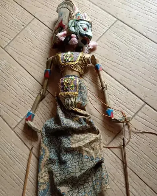 Stara oryginalna teatralna indonezyjska lalka Wayang Golek — praca twórcy papas42 na Freshwall Marketplace
