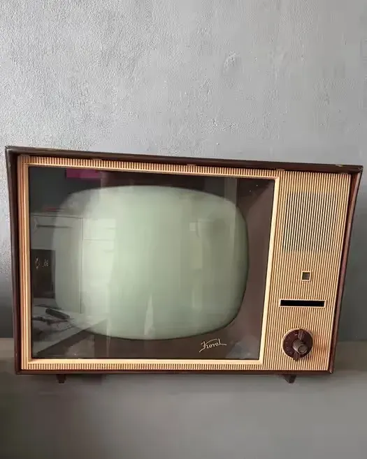 Zabytkowy, polski, czarno-biały telewizor Koral OT 1722, wyprodukowany w roku 1963 Rekwizyt / Sceneria — praca twórcy Edward na Freshwall Marketplace