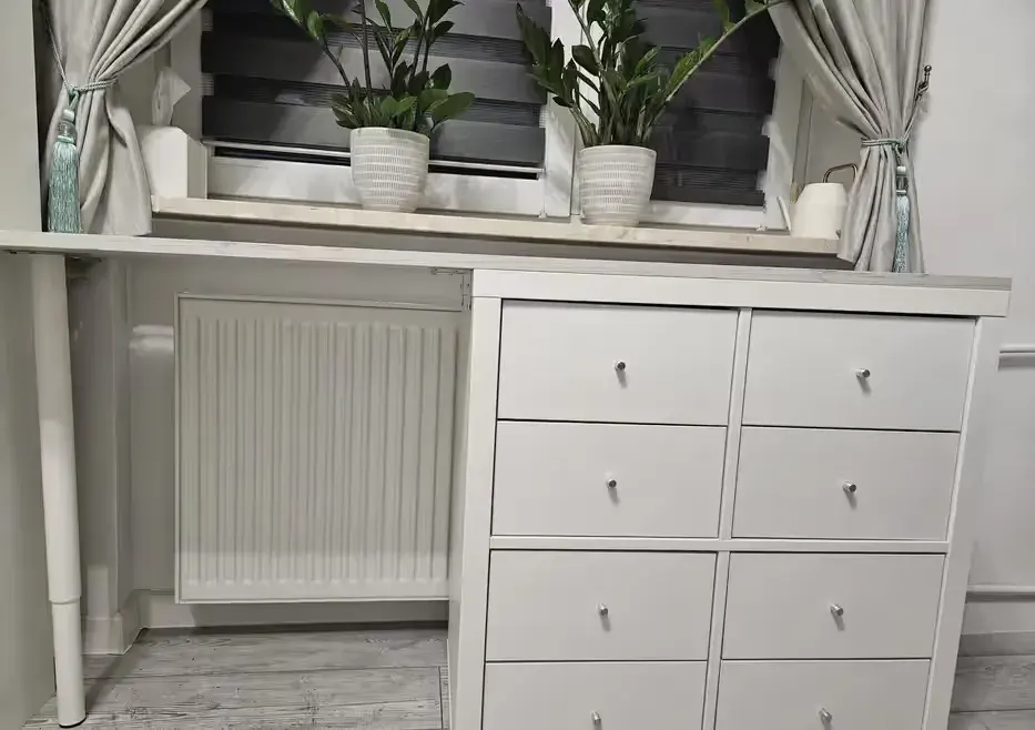 Biurko / toaletka  Ikea Kalax — praca twórcy Lidka na Freshwall Marketplace