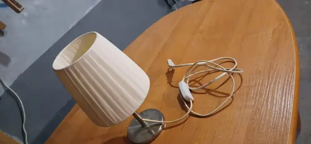 Dekoracyjna lampa — praca twórcy Paula na Freshwall Marketplace