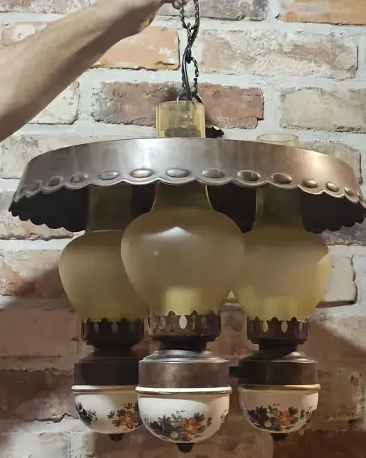 Elegancka lampa z ceramiką — praca twórcy Adam na Freshwall Marketplace