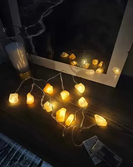 Girlanda LED z kamieniami solnymi — praca twórcy ILLIA na Freshwall Marketplace
