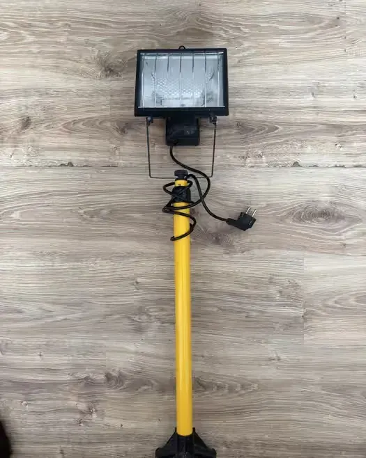 Halogen budowlany 500W na statywie Volteno — praca twórcy Natalia na Freshwall Marketplace