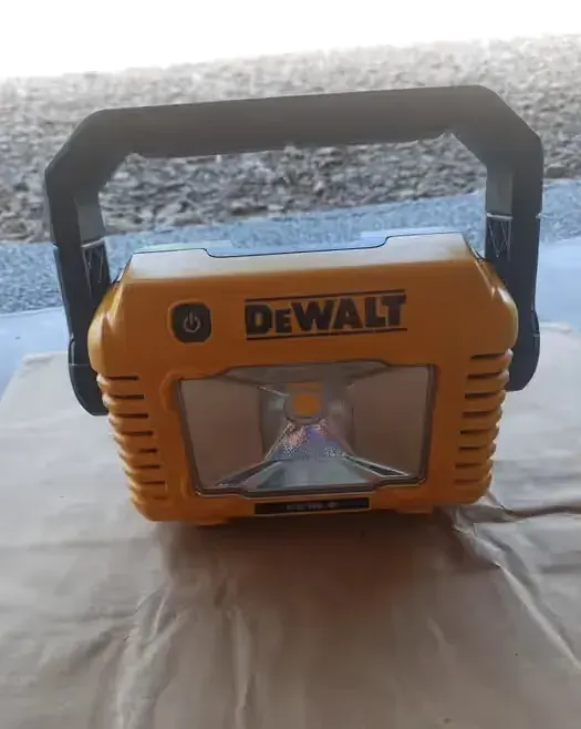 Lampa halogen Led DeWalt DCL077 ładny stan — praca twórcy DejvBud na Freshwall Marketplace