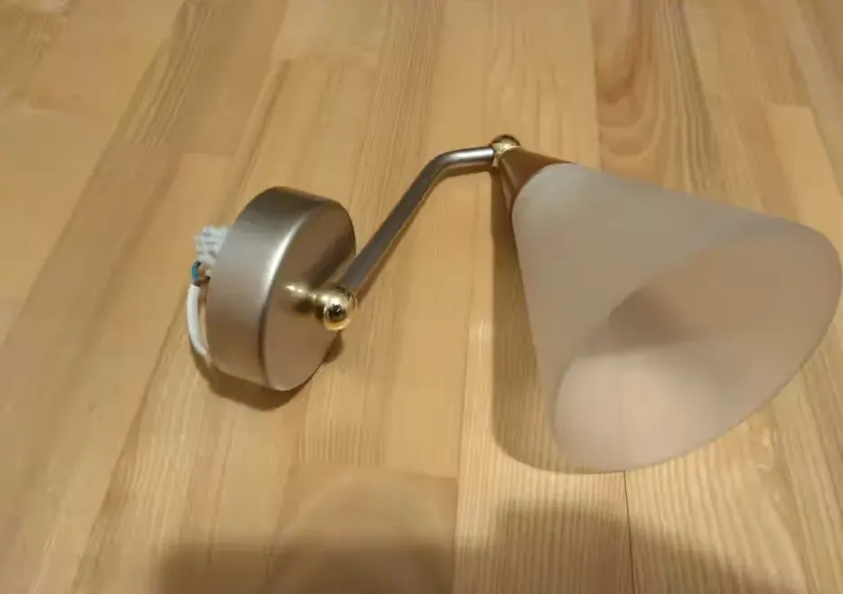 Lampa-kinkiet na ścianę w b. dobrym stanie — praca twórcy Michał na Freshwall Marketplace