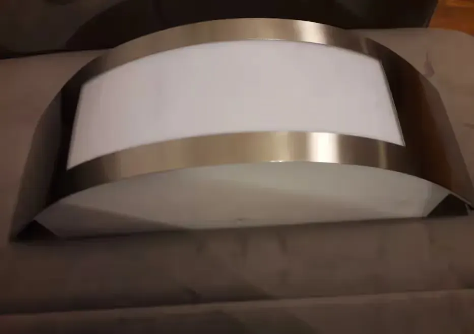 lampa kinkiet z żarówką — praca twórcy Halina na Freshwall Marketplace