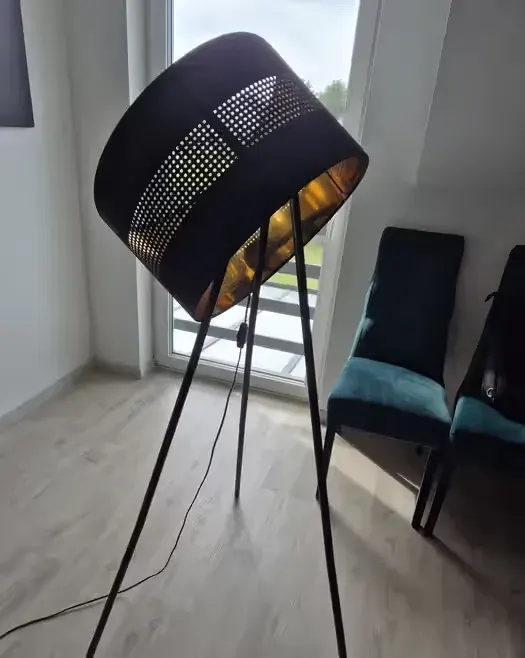 Lampa rano 5053 uszkodzona — praca twórcy Konrad na Freshwall Marketplace