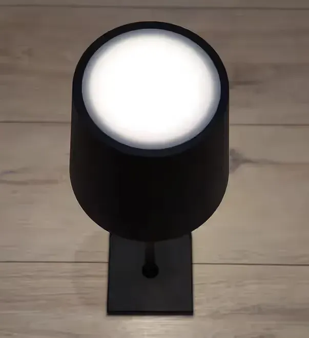 Lampa stołowa LED bezprzewodowa – Nowa, czarna, aluminium — praca twórcy Dariusz na Freshwall Marketplace