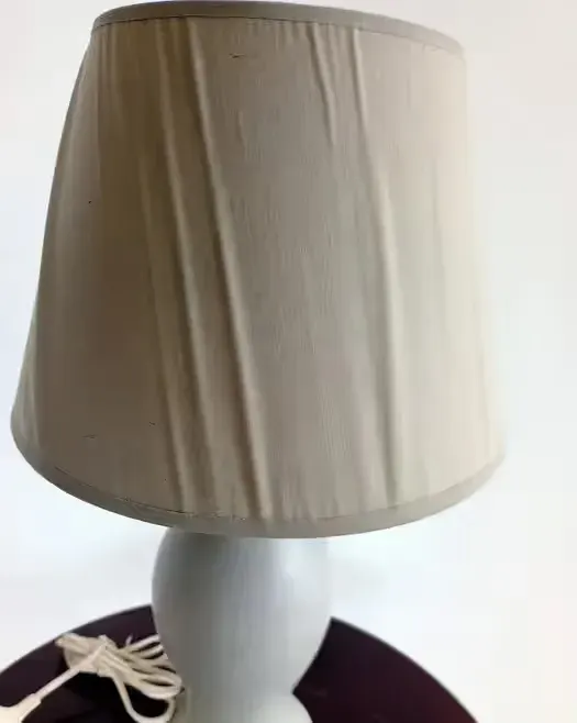Lampka nocna jasno szara — praca twórcy Robert na Freshwall Marketplace