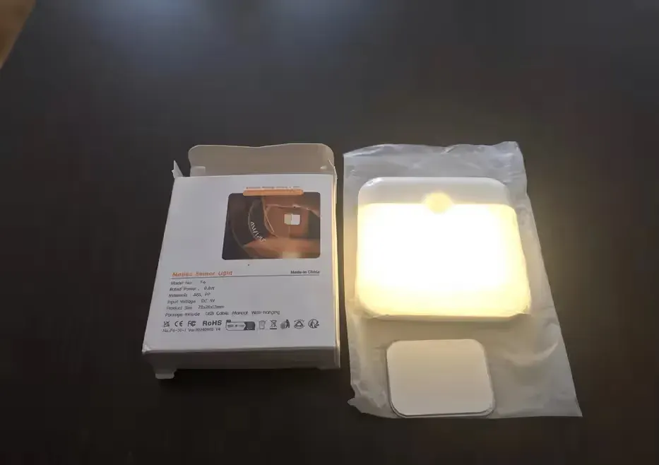 Lampka nocna z czujnikiem ruchu i zmierzchu. Ładowana USB-C Nowa — praca twórcy Mirosław na Freshwall Marketplace