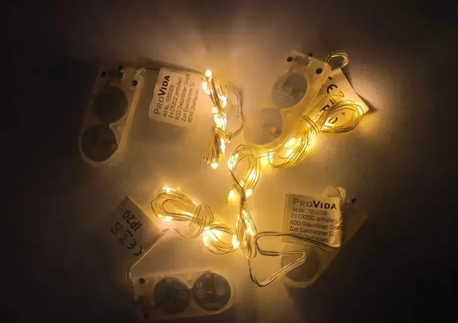 Lampki na druciku 10 LED Ciepłe światło (baterie CR2032) — praca twórcy Patryk na Freshwall Marketplace