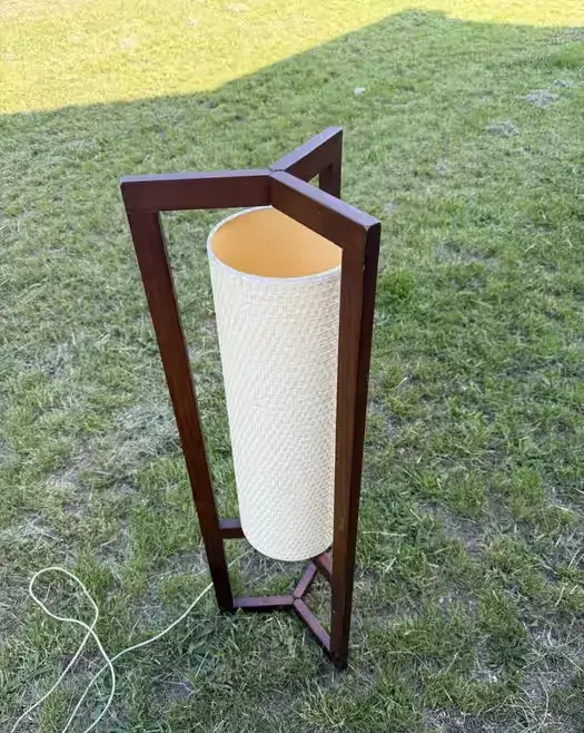 Nowoczesna lampa stojąca podłogowa – drewno i pleciony klosz boho — praca twórcy Patryk na Freshwall Marketplace