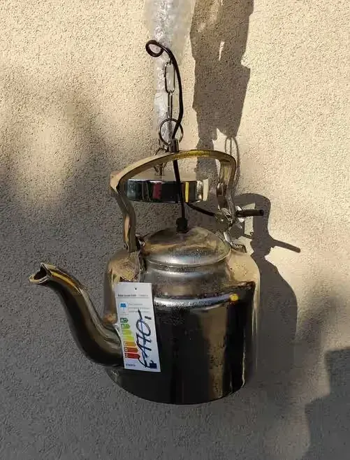 Oryginalna metalowa lampa kuchenna czajnik — praca twórcy Małgorzata na Freshwall Marketplace