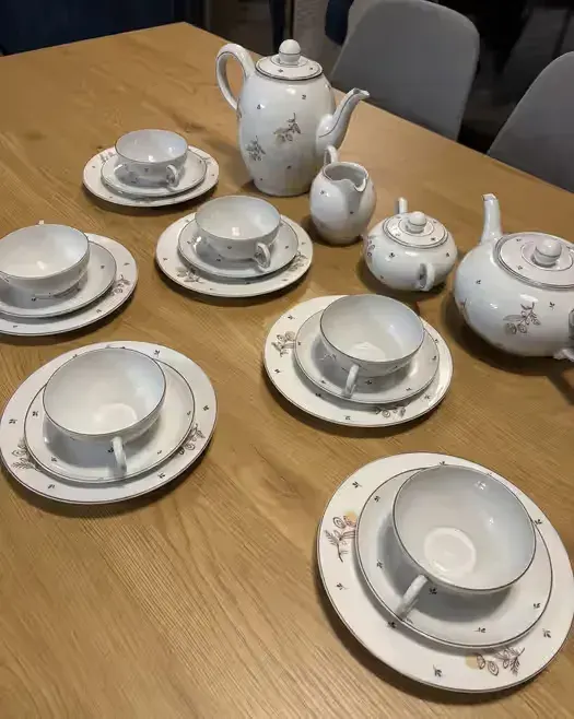Przepiękna stara porcelana — praca twórcy Adam na Freshwall Marketplace