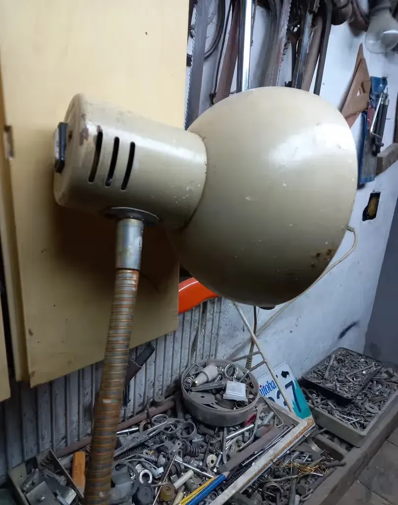 Stara lampa do warsztatu PRL — praca twórcy Adam na Freshwall Marketplace