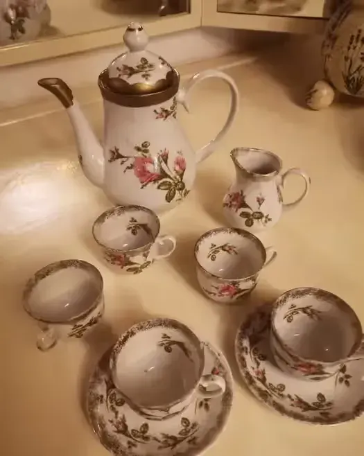 Porcelana Wrocław — praca twórcy Gabriel na Freshwall Marketplace