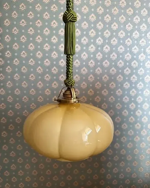 Stara lampa wisząca zwis kremowa przedwojenna art deco mosiężna kuchenna antyk zabytkowa retro elegancka — praca twórcy Jakub B. na Freshwall Marketplace
