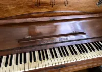 Piękne pianino antyki — ujęcie 3