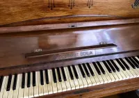 Piękne pianino antyki — ujęcie 3