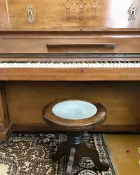Piękne pianino antyki — ujęcie 4
