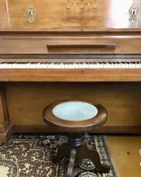Piękne pianino antyki — ujęcie 4