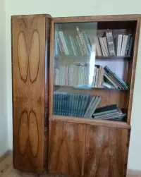 Biblioteczka drewniana — ujęcie 2