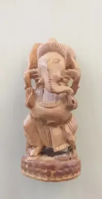 Ganesh drewniana figurka z Indii bożek szczęścia wykonany ręcznie. — ujęcie 3