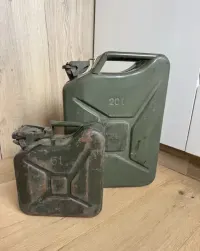 Kanistry wojskowe vintage 20L i 5L – stalowe, PRL, 1989, survival — ujęcie 3