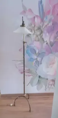 Lampa mosiężna stojąca z regulowaną wysokością — ujęcie 2
