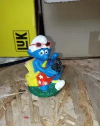 Stara niemiecka gumowa figurka Smerf z aparatem foto 8cm z 1996 roku — ujęcie 4