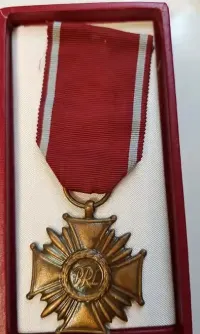 Brązowy Krzyż zasługi PRL medal — ujęcie 2