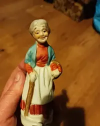 Ceramiczna figurka staruszka z laską — ujęcie 4