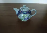 Ceramiczny dzbanek z przykrywką.ładnie zdobiony — ujęcie 5