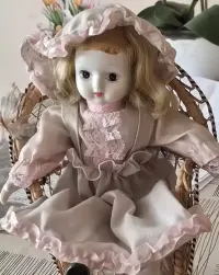 Lalka porcelanowa w koszyczku — ujęcie 4