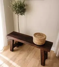 Ławka drewniana rustykalna z półką 90 cm | lite drewno z odzysku — ujęcie 4
