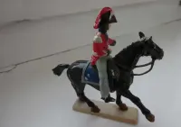 Napoleon na koniu   żołnierzyk z prl-u      figurka   wysokość ~ 9,5 cm — ujęcie 3