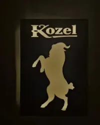 Podświetlany szyld, neon, kozel. — ujęcie 4