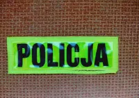 POLICJA naszywka (emblemat) odblaskowa koloru żółtego z napisem Policja koloru czarnego - stary wzór — ujęcie 4
